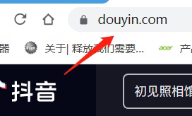首先用浏览器打开douyin.com或搜索“抖音”打开官网网站